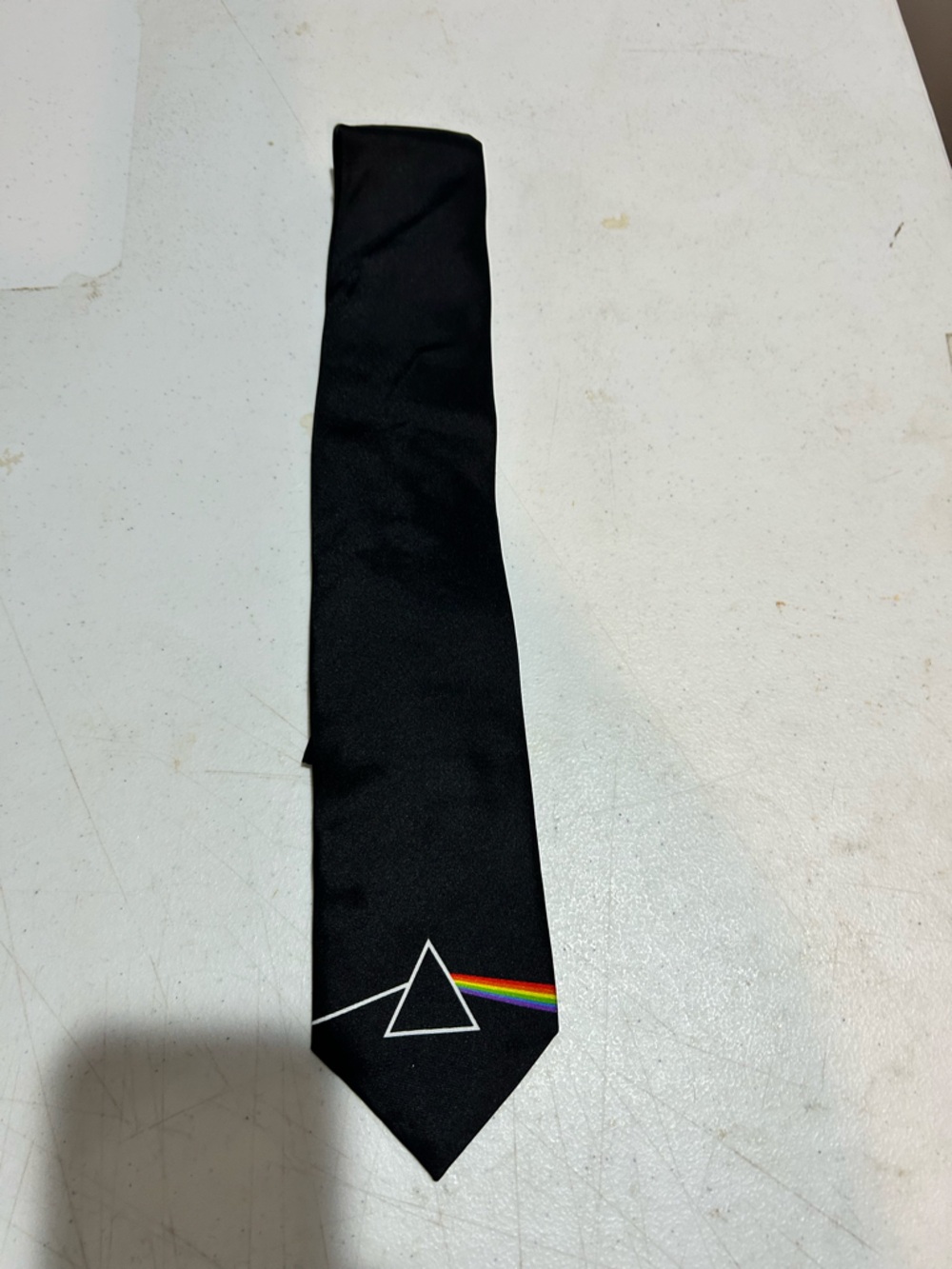 Men tie Pink Floyd